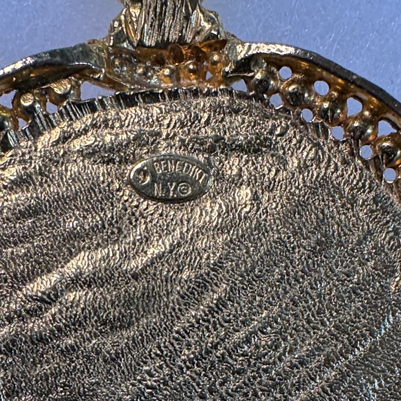 Regal Gold and Black Lion Crest Brooch - Picture 2 of 4